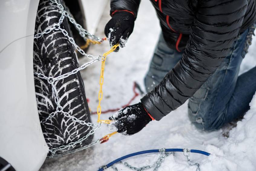 Wie Sie Schneeketten richtig auf den Winterreifen montieren
